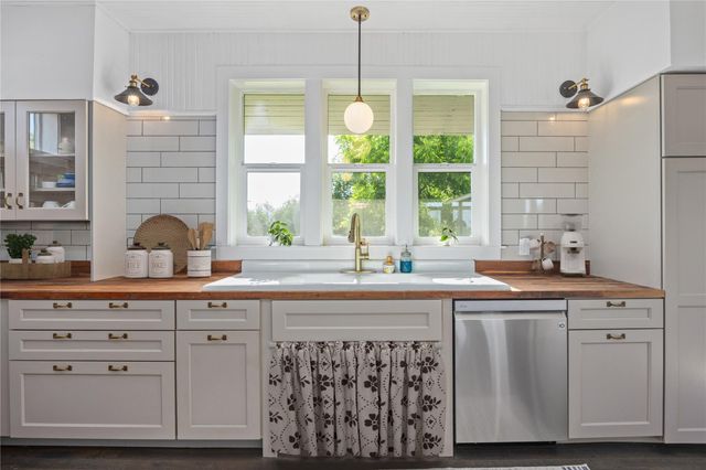 684 Stoneleigh RD, Center Point, TX 78010