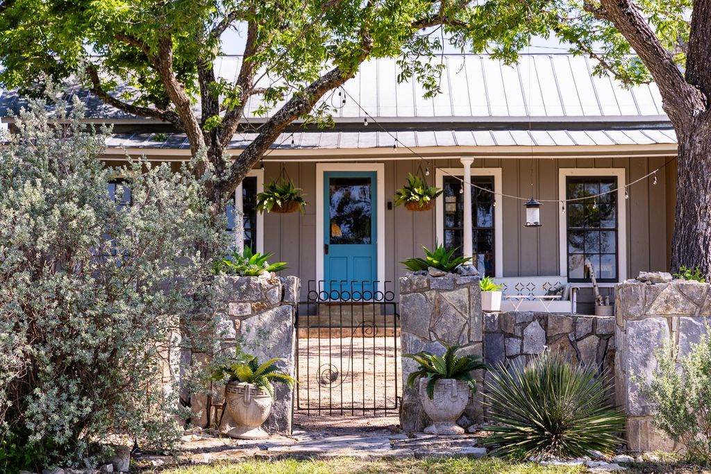 684 Stoneleigh RD, Center Point, TX 78010