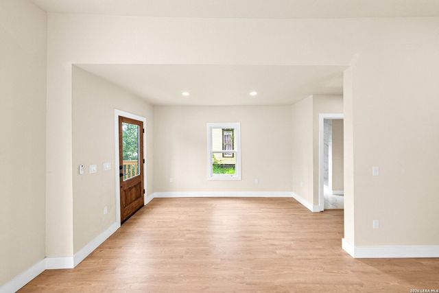 1122 N Pine St, San Antonio, TX 78202