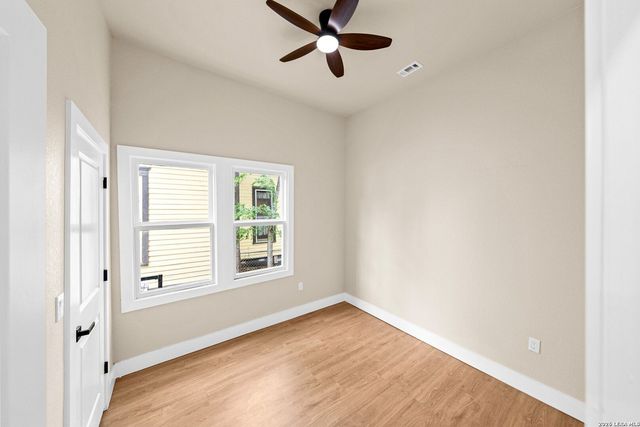 1122 N Pine St, San Antonio, TX 78202