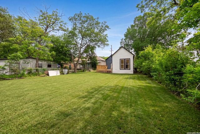 1122 N Pine St, San Antonio, TX 78202