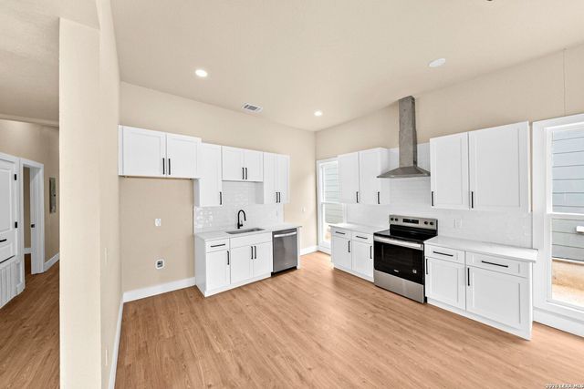 1122 N Pine St, San Antonio, TX 78202