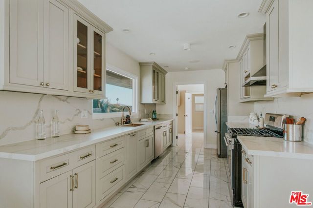 4204 Olympiad Drive, Los Angeles, CA 90043