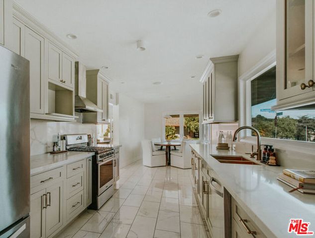 4204 Olympiad Drive, Los Angeles, CA 90043