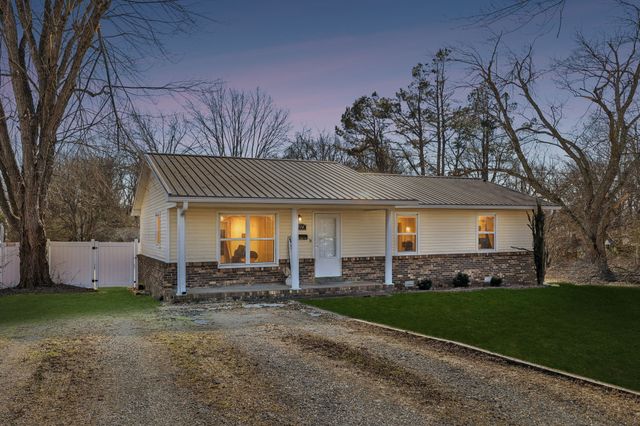 514 W 3rd Ave, Hohenwald, TN 38462