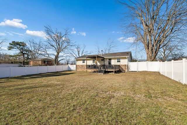 514 W 3rd Ave, Hohenwald, TN 38462