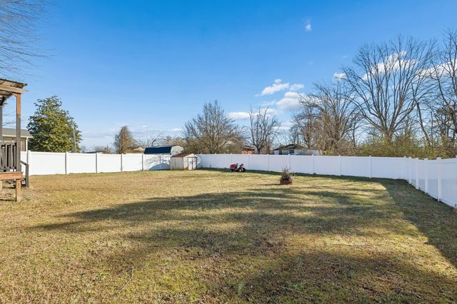 514 W 3rd Ave, Hohenwald, TN 38462