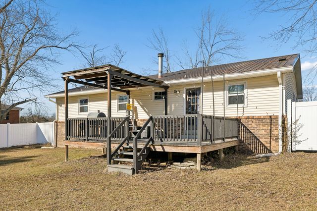 514 W 3rd Ave, Hohenwald, TN 38462