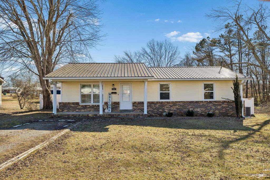 514 W 3rd Ave, Hohenwald, TN 38462