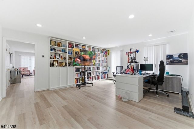 8 Danielle Dr, Wayne Twp., NJ 07470