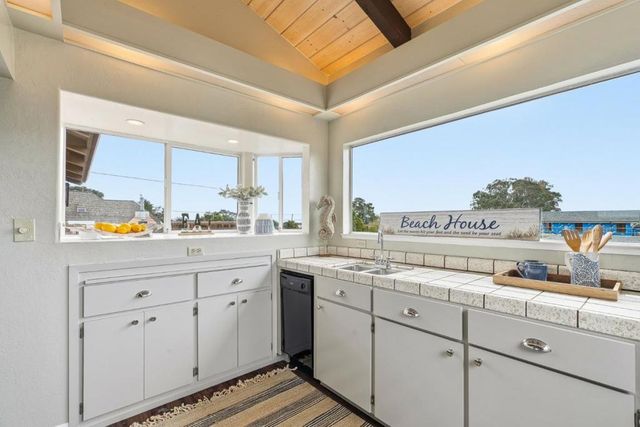 345 15th Avenue, Santa Cruz, CA 95062