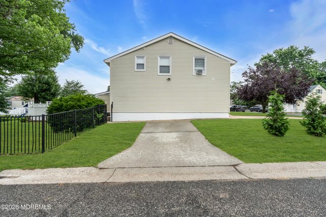 55 Drift Road, Belford, NJ 07718
