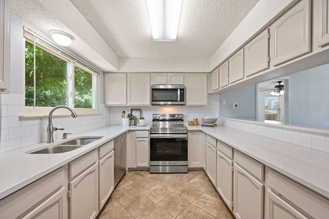 2621 Bayberry Lane, Euless, TX 76039