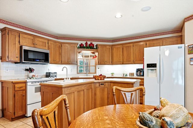 3948 SW Stonybrook DR, Topeka, KS 66610