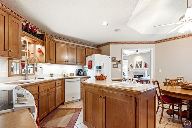 3948 SW Stonybrook DR, Topeka, KS 66610