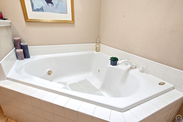 3948 SW Stonybrook DR, Topeka, KS 66610