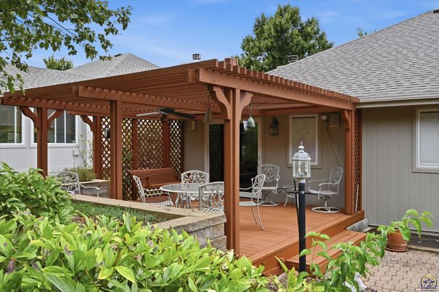 3948 SW Stonybrook DR, Topeka, KS 66610