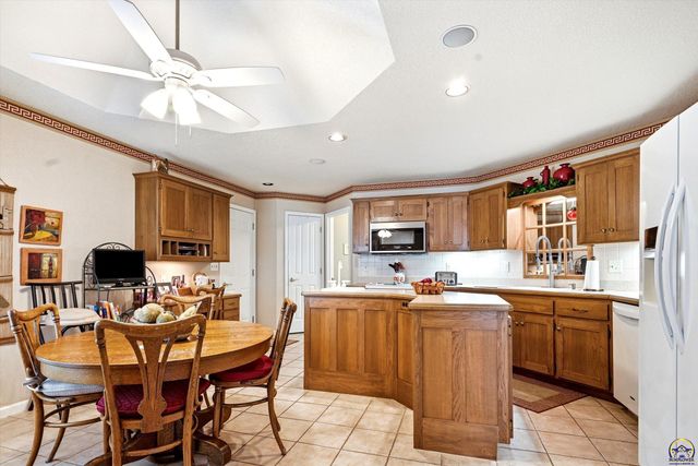 3948 SW Stonybrook DR, Topeka, KS 66610