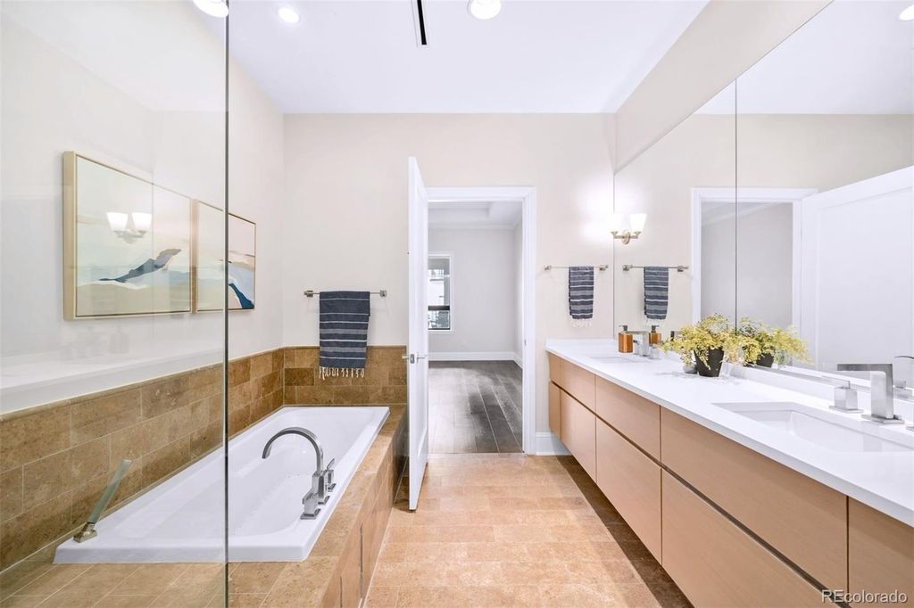 Image 7 of property listing at 7600 Landmark Way 814, Greenwood Village, CO 80111