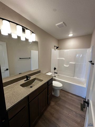 620 BULL RUN DR, Box Elder, SD 57719