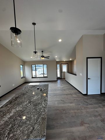 620 BULL RUN DR, Box Elder, SD 57719