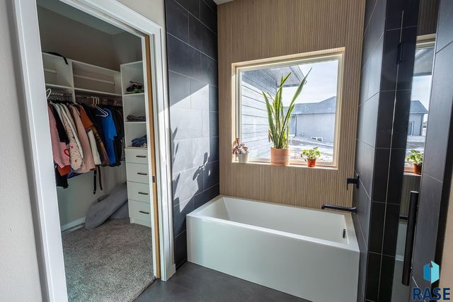 2109 S Red Oak Ave Avenue, Sioux Falls, SD 57110