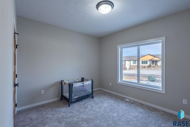 2109 S Red Oak Ave Avenue, Sioux Falls, SD 57110