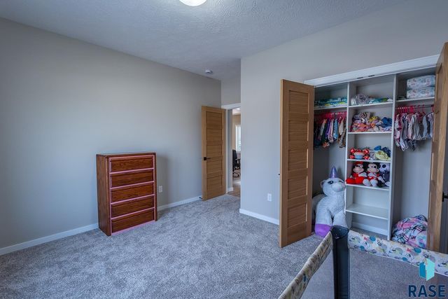 2109 S Red Oak Ave Avenue, Sioux Falls, SD 57110