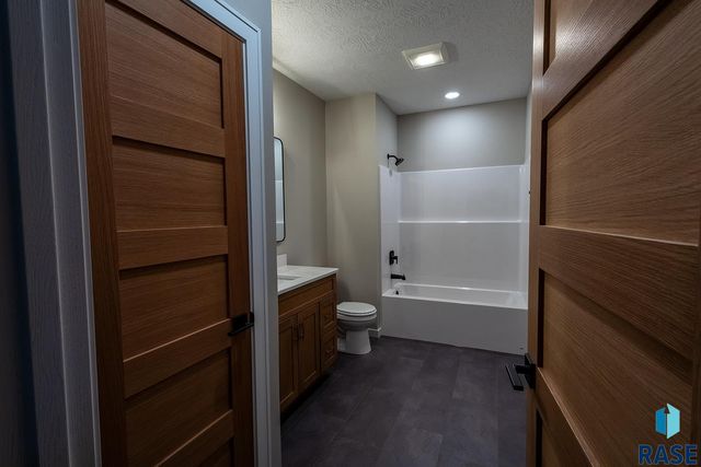 2109 S Red Oak Ave Avenue, Sioux Falls, SD 57110