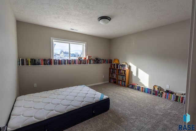 2109 S Red Oak Ave Avenue, Sioux Falls, SD 57110