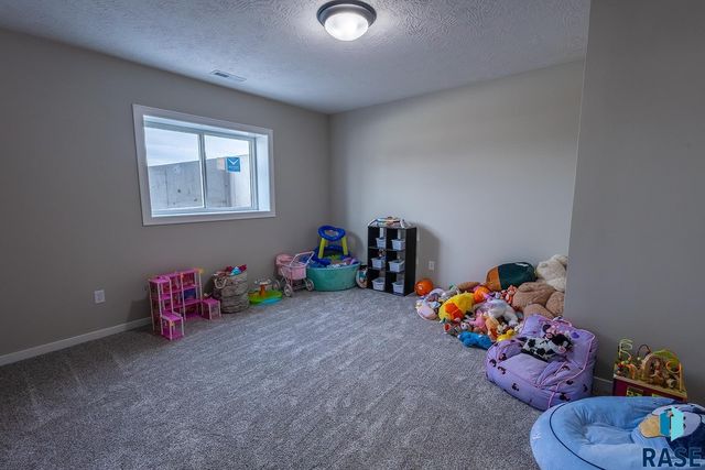 2109 S Red Oak Ave Avenue, Sioux Falls, SD 57110