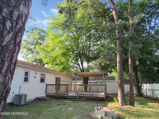 913 Larchmont Street, Toms River, NJ 08757