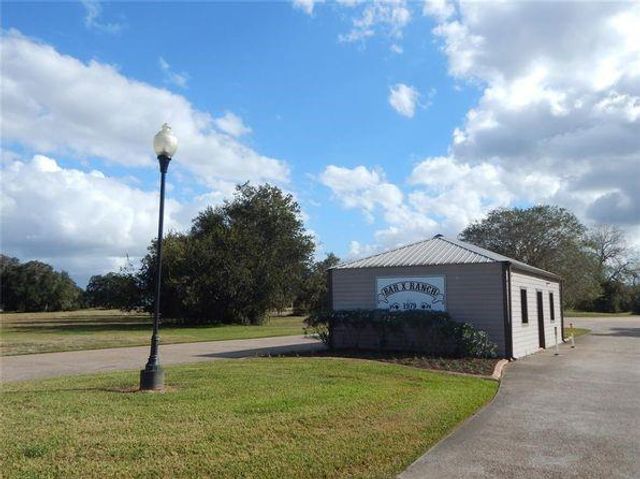 1008 Chuckwagon Trail, Angleton, TX 77515