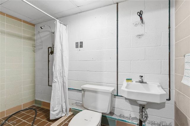 2715 W Pleasant Valley Road, Parma, OH 44134