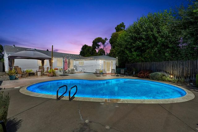 2105 Farnsworth Way, Rancho Cordova, CA 95670