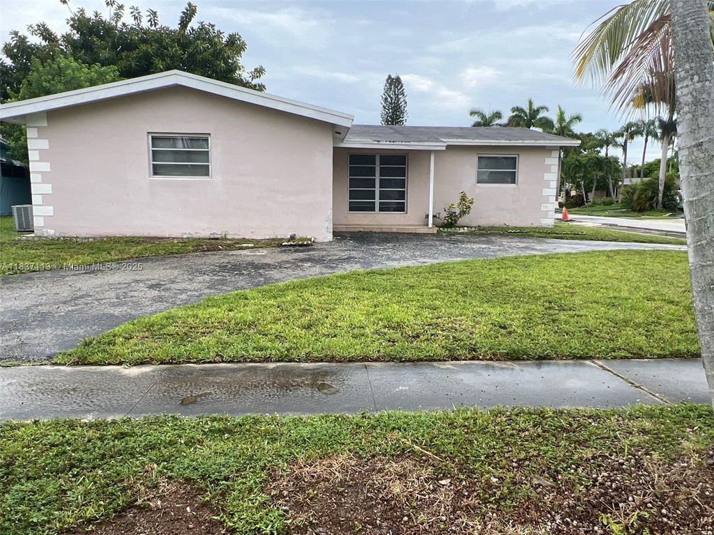 8361 NW 28th Pl, Sunrise, FL 33322