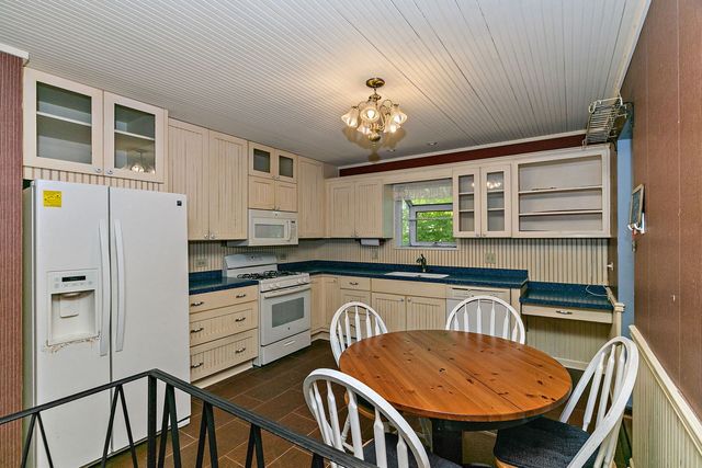 2 Summit Avenue, East Dundee, IL 60118