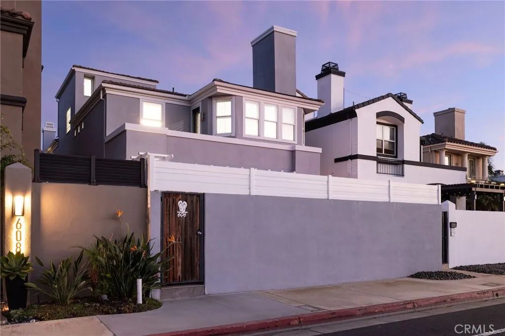 606 Goldenwest Street, Huntington Beach, CA 92648