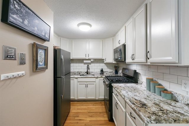 8 Lancelot Ct Apt 27, Salem, NH 03079
