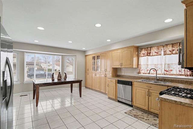 39024 Faith Dr, Sterling Heights, MI 48310