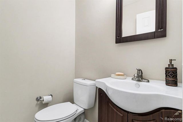 39024 Faith Dr, Sterling Heights, MI 48310