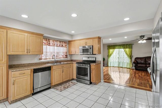 39024 Faith Dr, Sterling Heights, MI 48310