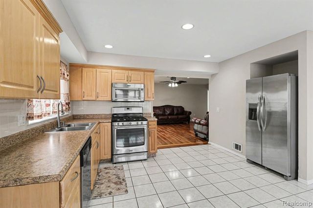 39024 Faith Dr, Sterling Heights, MI 48310