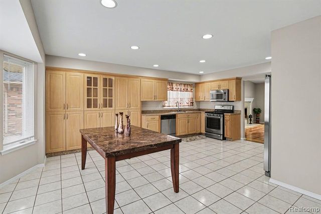 39024 Faith Dr, Sterling Heights, MI 48310