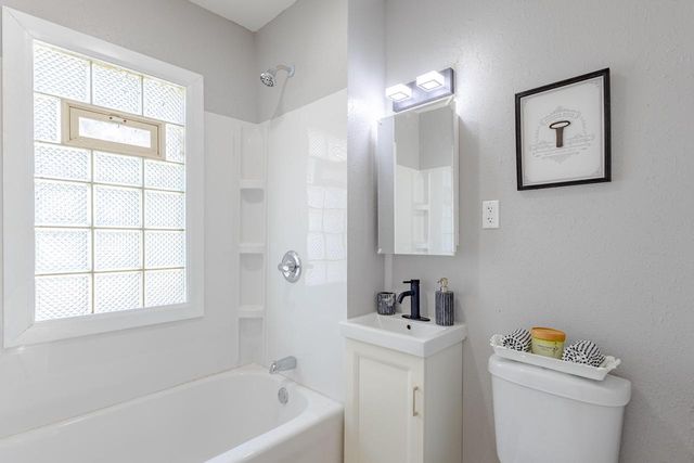 3230 N 12th STREET, Milwaukee, WI 53206