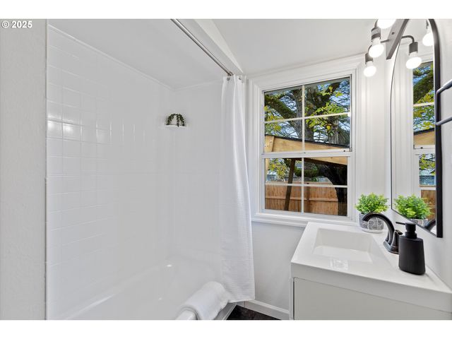 4830 Ne 60TH Ave, Portland, OR 97218