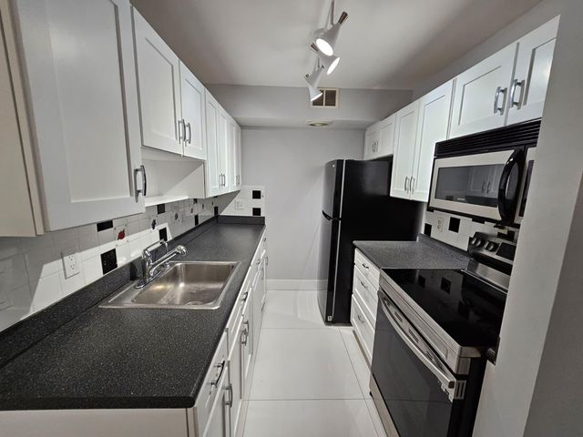 2148 Sherwood Forest Boulevard 4, West Palm Beach, FL 33415