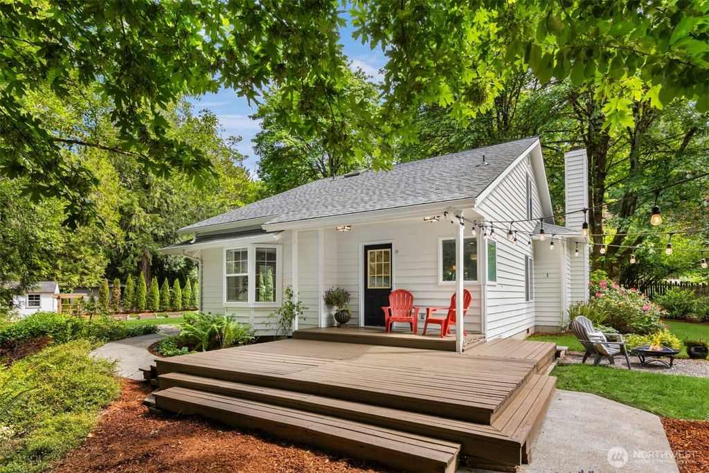 8980 Bay Street NE, Bainbridge Island, WA 98110