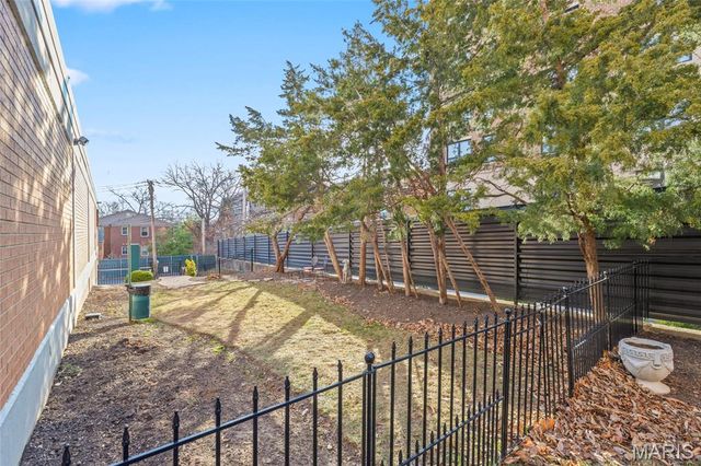 900 S Hanley Road 11B, Clayton, MO 63105