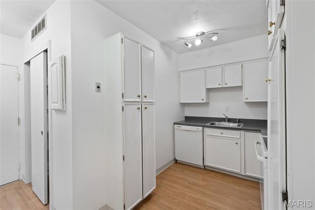 900 S Hanley Road 11B, Clayton, MO 63105